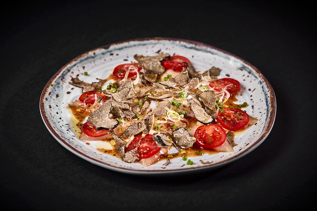Carpaccio lubina kimchee yuzu trufa