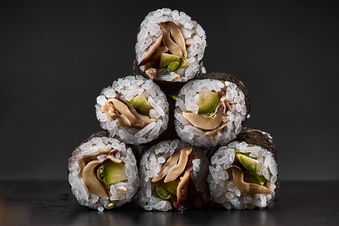 Maki de esparrágo, shitake y aguacate