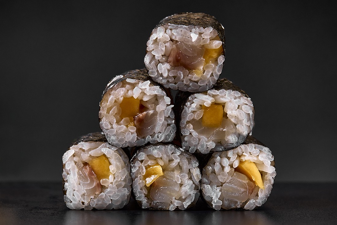Maki de lubina y mango