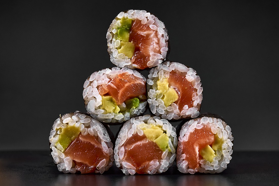 Maki de salmón y aguacate