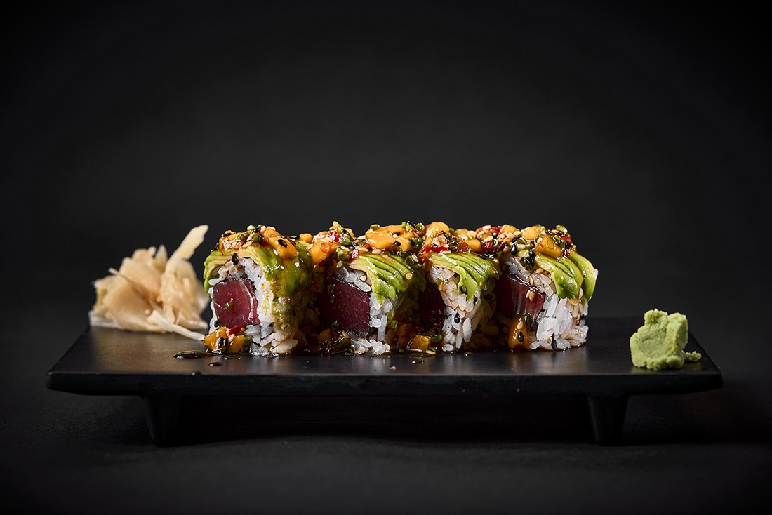 Roll de atún, aguacate y vinagreta de mango y chiles