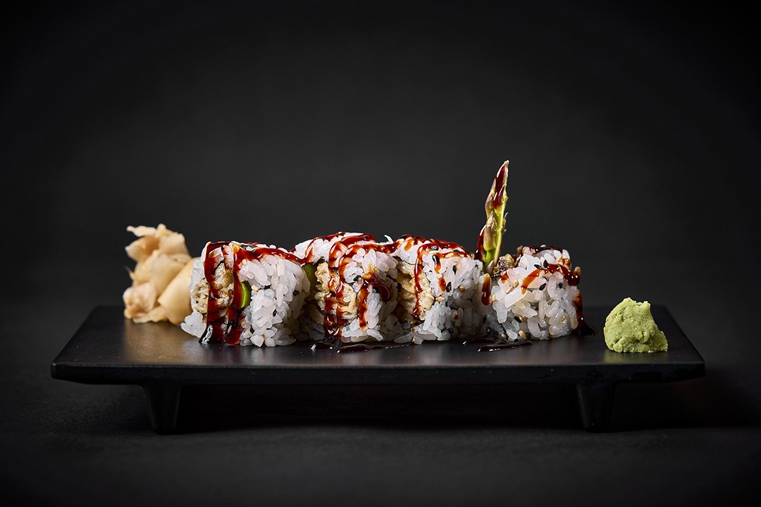 Roll de berenjena en tempura, espárrago y shitake