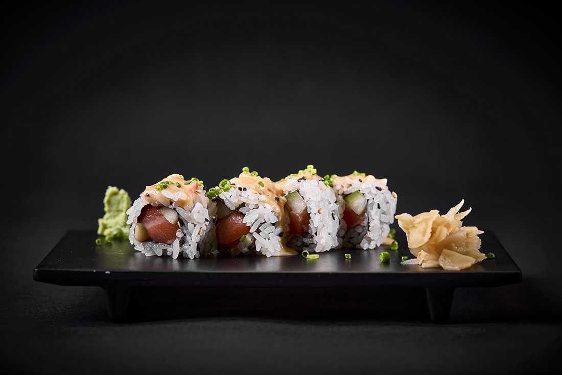 Roll de salmón, aguacate, pera caramelizada y pepino