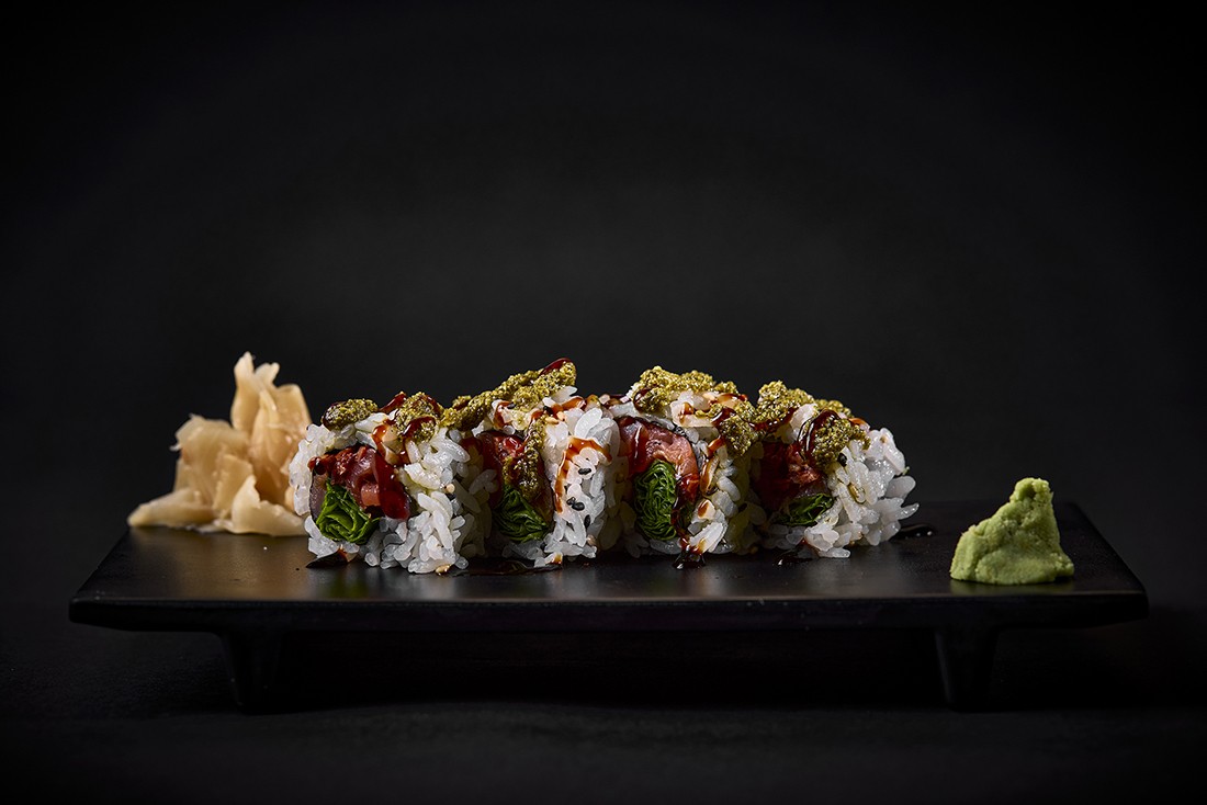 Roll de salmón ahumado, tomate seco, rúcula y pesto