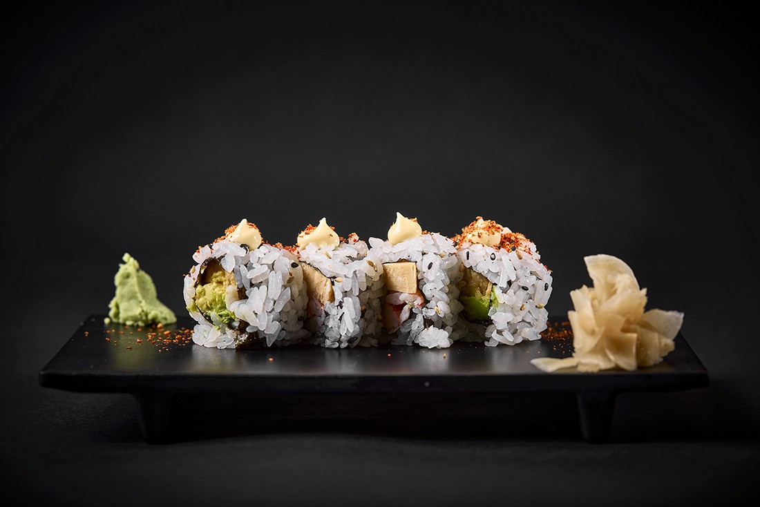 Roll de tamago, aguacate y crema de tofu