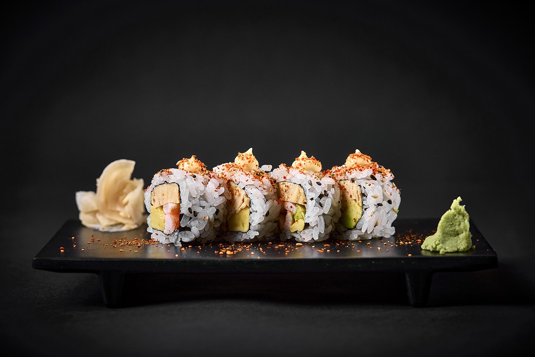 Roll de tamago, aguacate y langostino