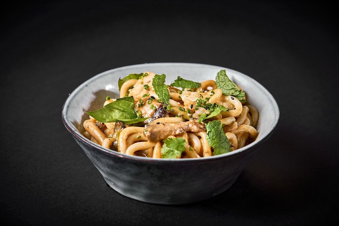 Udon meloso de curry Thai y mariscos