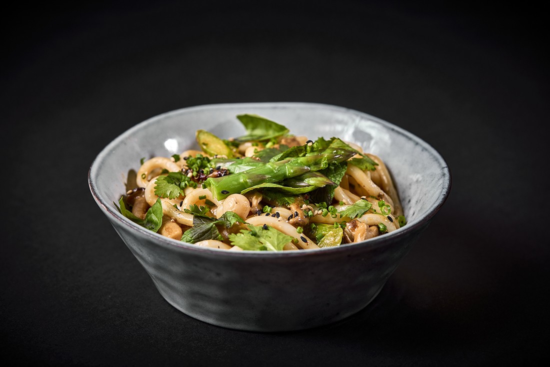 Udon meloso de curry Thai y vegetales
